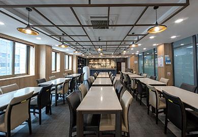 An on-the-job-oriented lab where students can improve their understanding of on-the-job tasks by using the equipment and setting of a hotel bar.