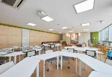 A multi-lab room that reproduces a classroom in a childcare center, where each area can be practiced as well as group activities.