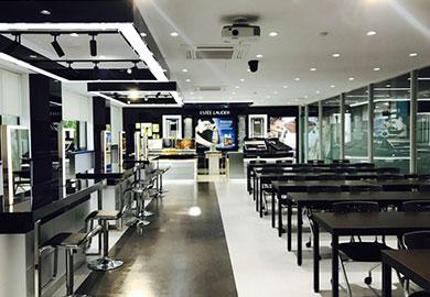 Field-oriented lab where students can simulate job duties by emulating an industry partnership Estée Lauder store