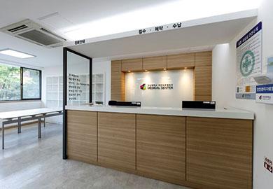 A lab that simulates a hospital's reception desk, storage area, and medical examination room to provide contextualized job experience.