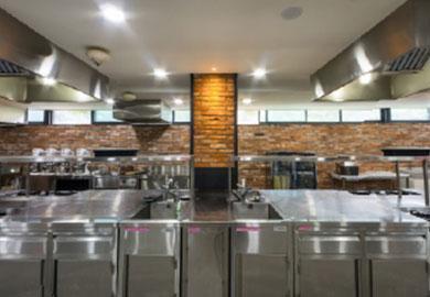 A cooking lab where students can practice cooking and professional skills to become bistro service specialists.