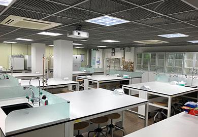 A lab where nutritionists and QC researchers can perform their duties and refine their knowledge of microorganisms and food analysis experiments.