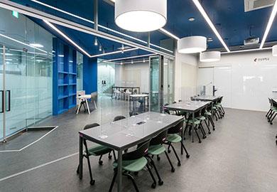 A state-of-the-art lab with various practice kits and settings to carry out projects on the latest technologies of the 4th Industrial Revolution.