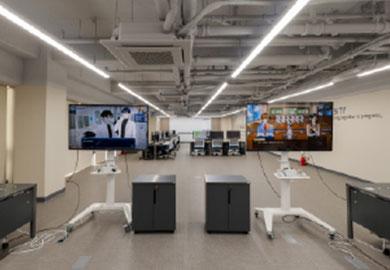 A state-of-the-art lab space with a creative and convergent environment for practical technical training and project-oriented training.