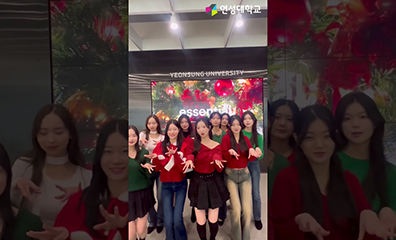 날카로운 눈 안에 비친